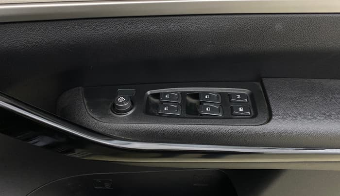2023 Mahindra XUV700 AX 5 P AT 5 STR, Petrol, Automatic, 13,423 km, Driver Side Door Panels Control
