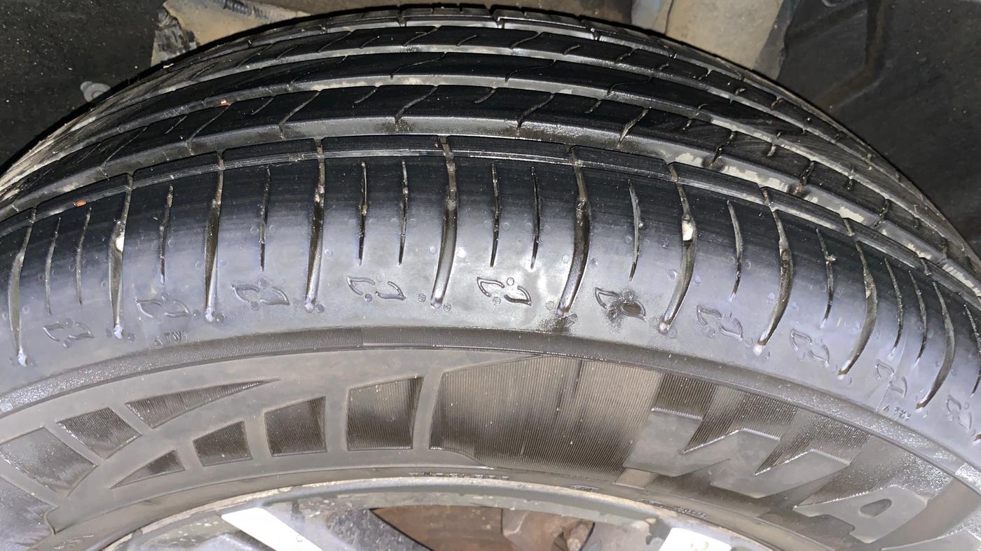 2023 Mahindra XUV700 AX 5 P AT 5 STR, Petrol, Automatic, 13,423 km, Left Rear Tyre Tread
