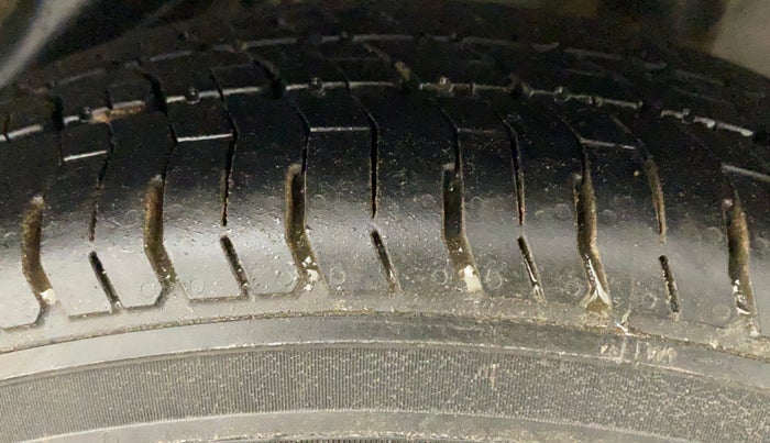 2013 Honda Brio VX MT, Petrol, Manual, 66,666 km, Left Rear Tyre Tread