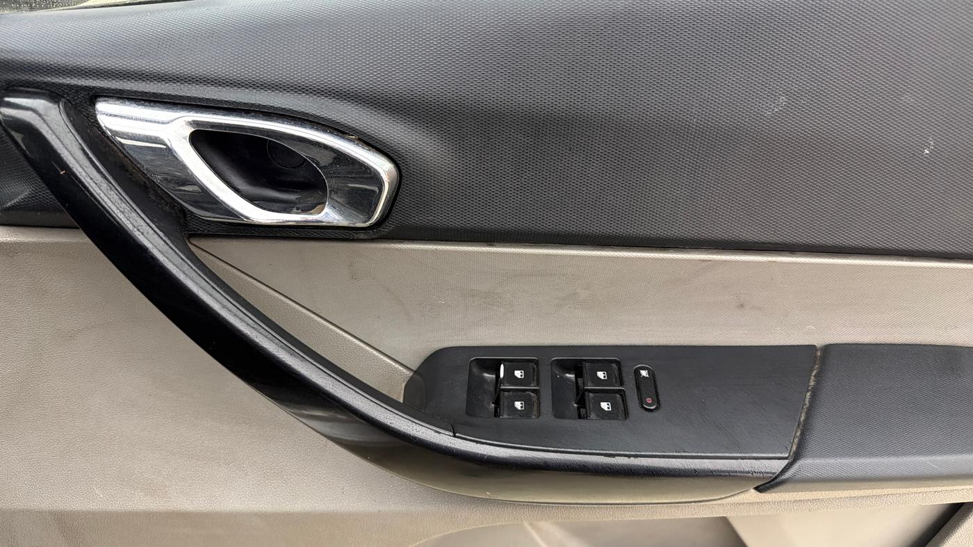 2016 Tata Tiago XZ PETROL, CNG, Manual, 67,634 km, Driver Side Door Panels Control