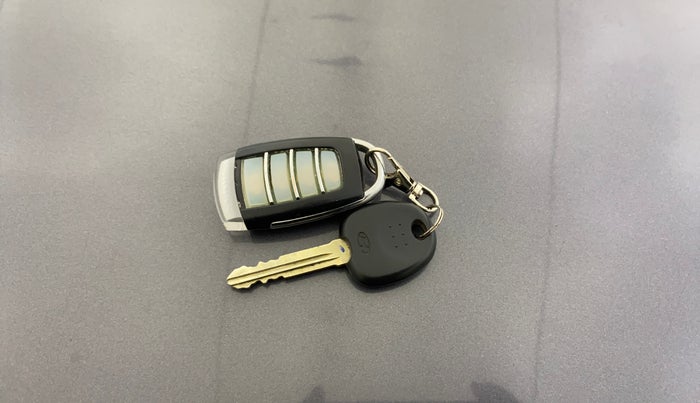 2018 Hyundai Eon MAGNA +, Petrol, Manual, 18,428 km, Key Close Up