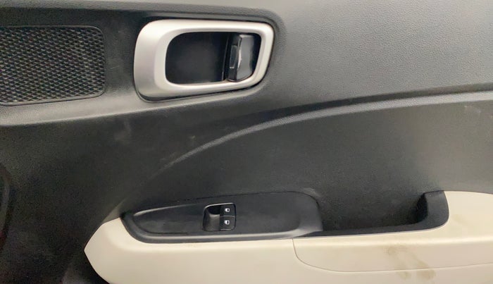 2023 Hyundai VENUE E 1.2, CNG, Manual, 76,125 km, Driver Side Door Panels Control