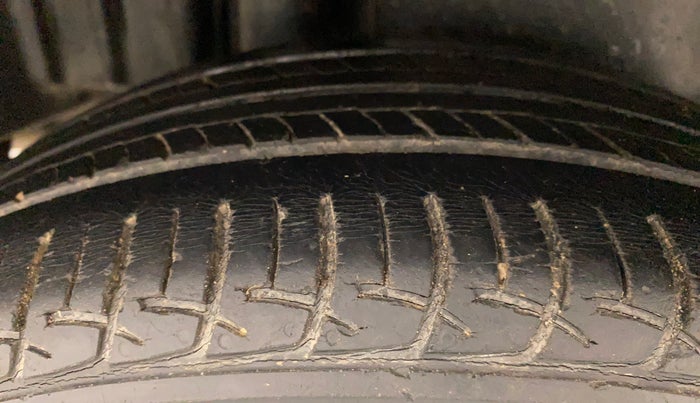 2014 Maruti Swift Dzire ZXI, Petrol, Manual, 46,922 km, Right Rear Tyre Tread