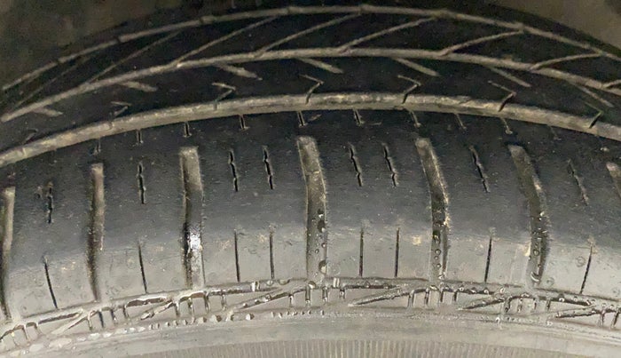 2011 Toyota Etios G, Petrol, Manual, 99,519 km, Right Front Tyre Tread