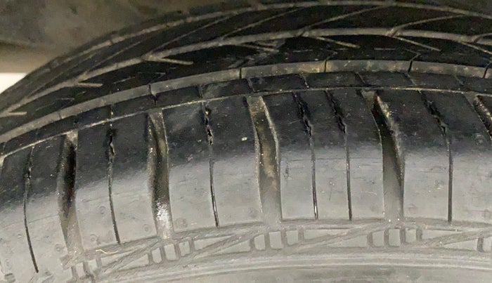 2011 Toyota Etios G, Petrol, Manual, 99,519 km, Right Rear Tyre Tread