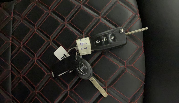 2021 Tata Tiago XT Limited Edition, CNG, Manual, 95,206 km, Key Close Up