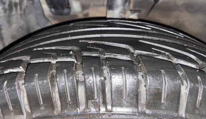 2022 KIA CARENS LUXURY PLUS 1.4 PETROL DCT 7 STR, Petrol, Automatic, 35,201 km, Left Front Tyre Tread