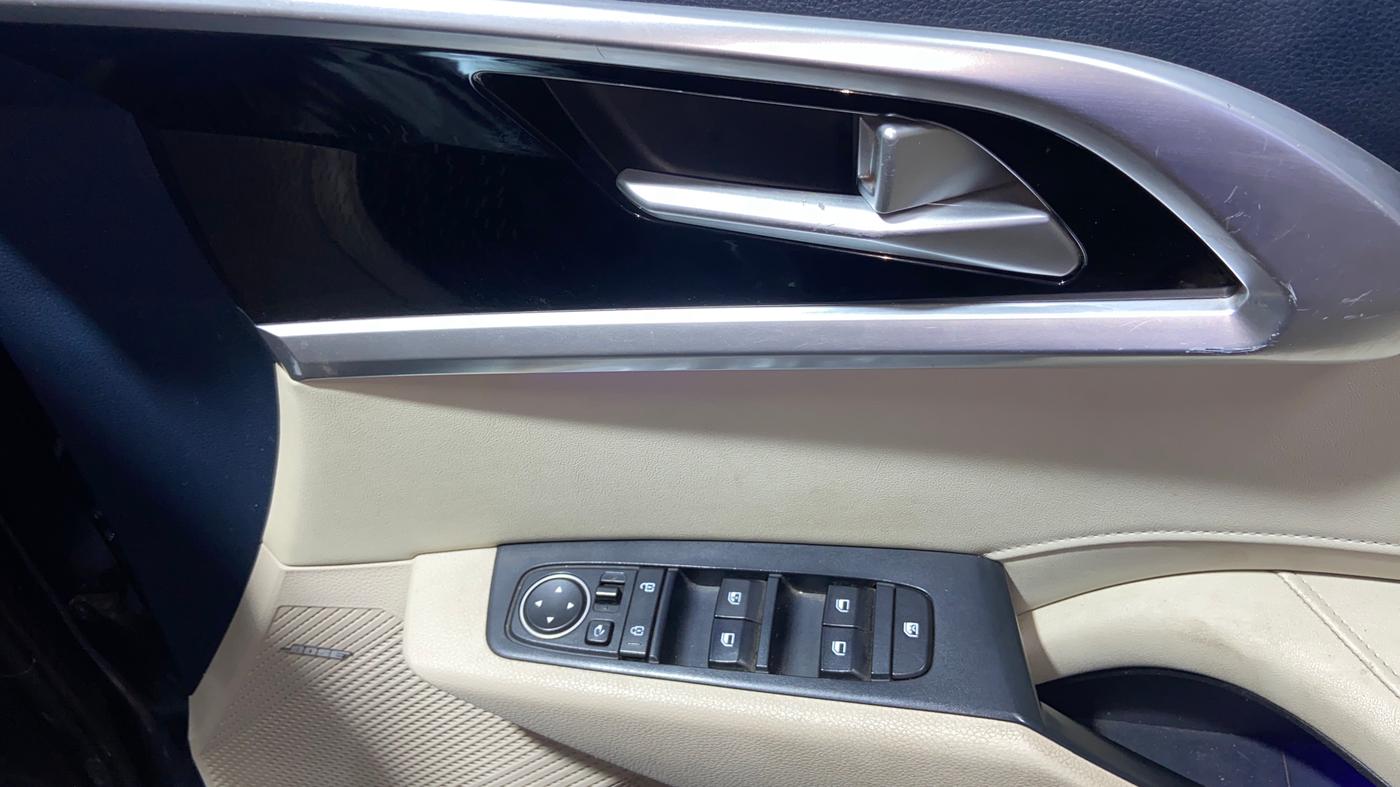 2022 KIA CARENS LUXURY PLUS 1.4 PETROL DCT 7 STR, Petrol, Automatic, 35,201 km, Driver Side Door Panels Control