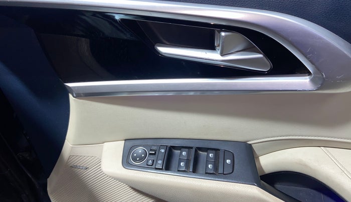 2022 KIA CARENS LUXURY PLUS 1.4 PETROL DCT 7 STR, Petrol, Automatic, 35,201 km, Driver Side Door Panels Control