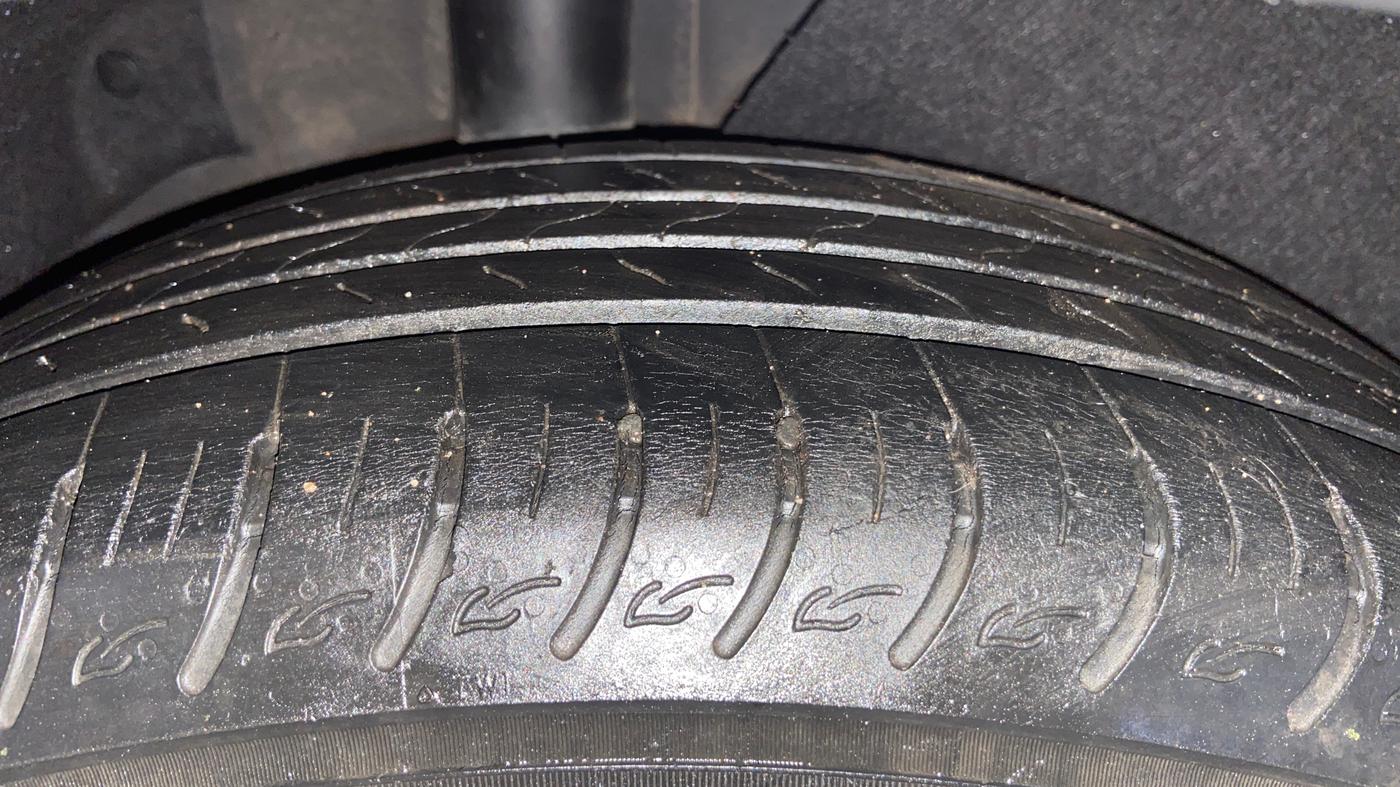 2022 KIA CARENS LUXURY PLUS 1.4 PETROL DCT 7 STR, Petrol, Automatic, 35,201 km, Right Rear Tyre Tread