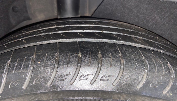 2022 KIA CARENS LUXURY PLUS 1.4 PETROL DCT 7 STR, Petrol, Automatic, 35,201 km, Right Rear Tyre Tread