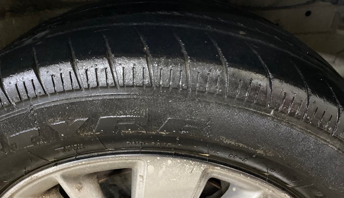 2015 Maruti Swift ZXI, Petrol, Manual, 79,510 km, Right Front Tyre Tread