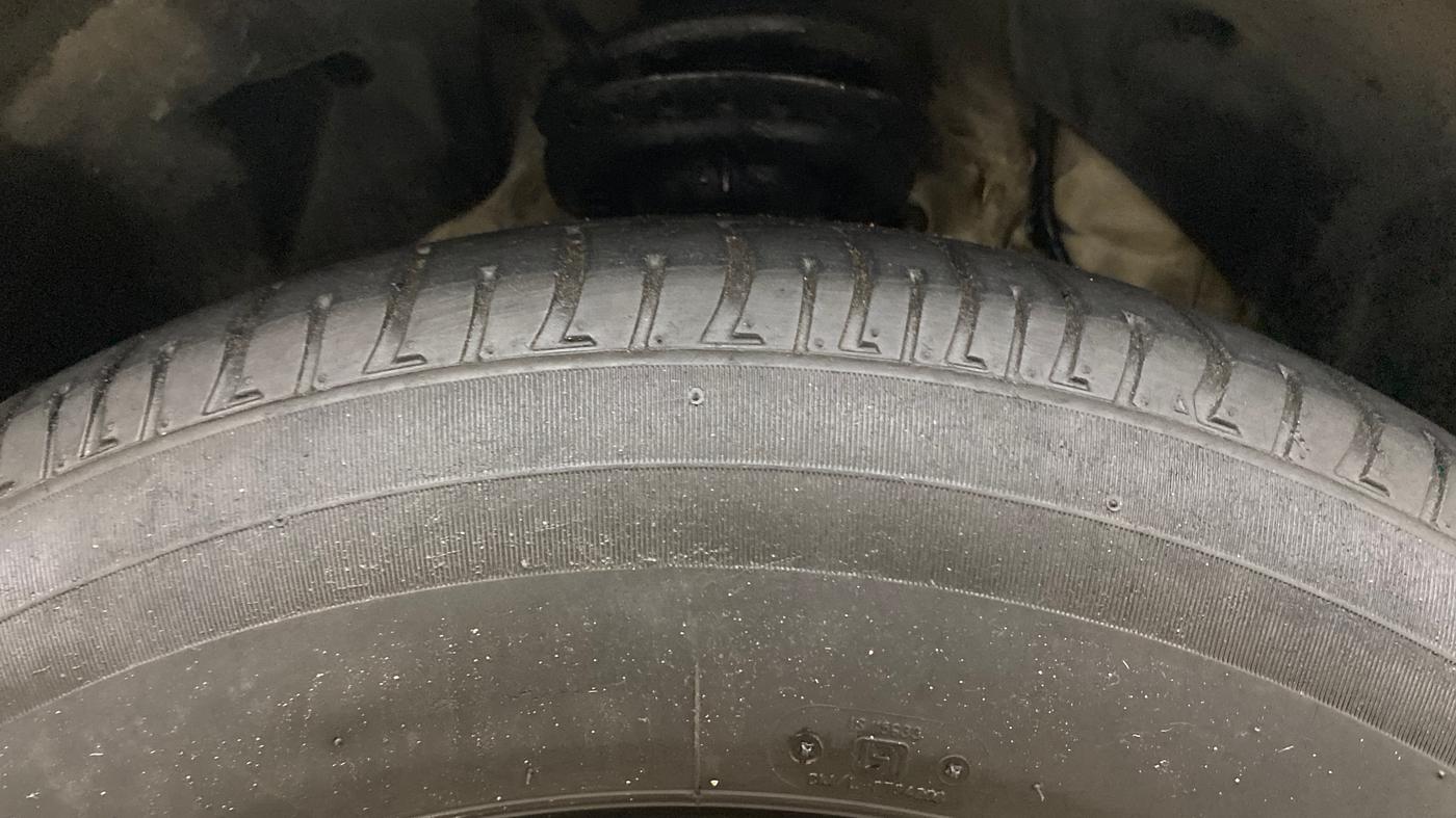 2022 Mahindra XUV300 W6 1.5 DIESEL AMT, Diesel, Automatic, 14,620 km, Right Front Tyre Tread