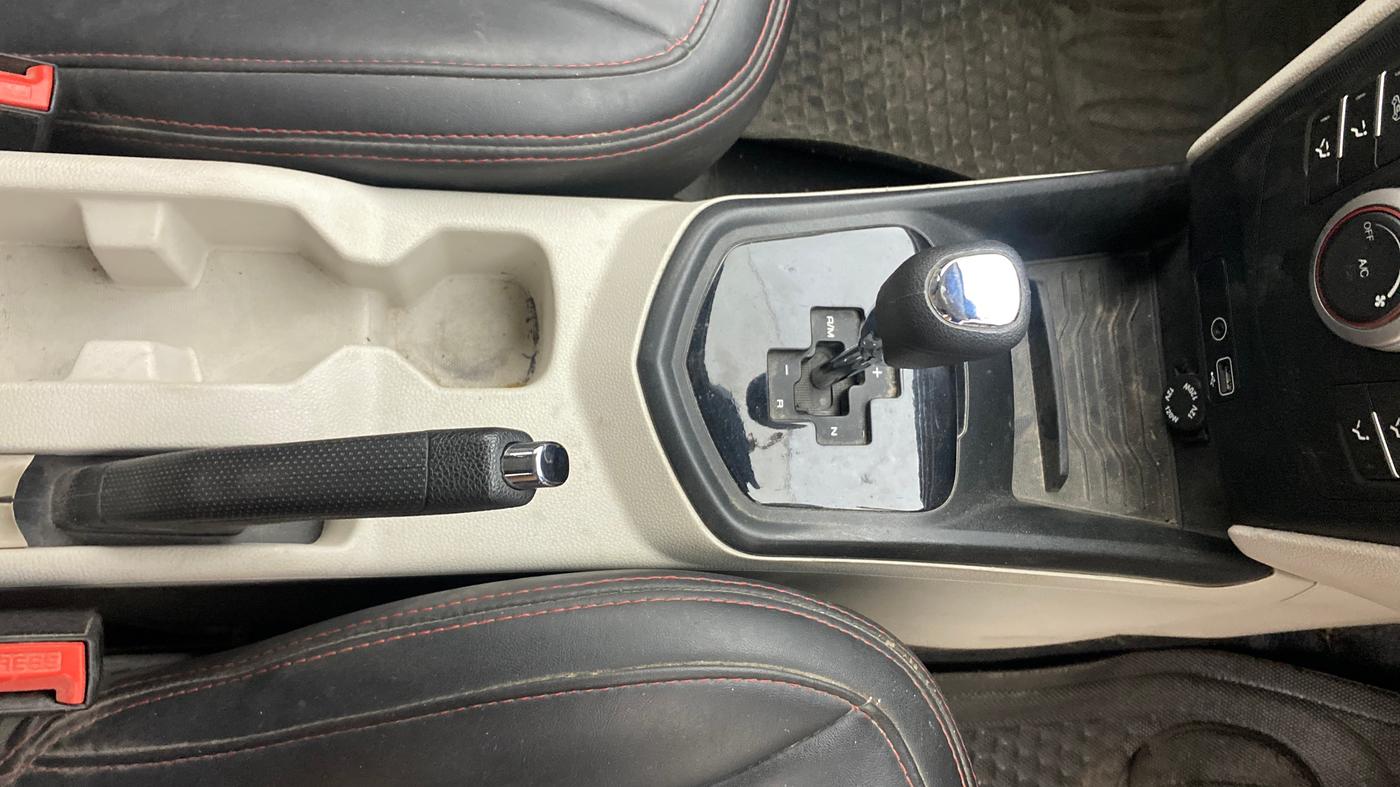 2022 Mahindra XUV300 W6 1.5 DIESEL AMT, Diesel, Automatic, 14,620 km, Gear Lever