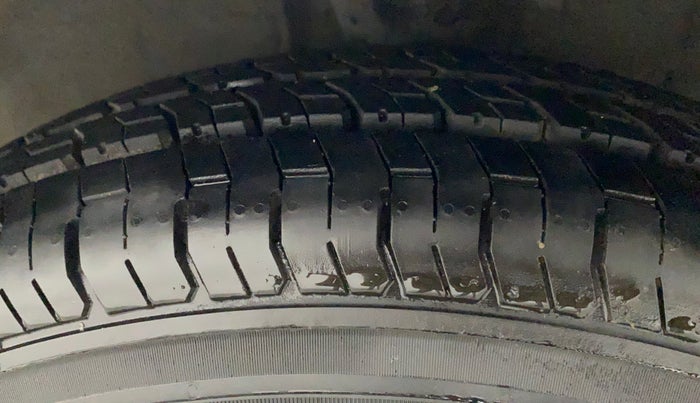 2011 Hyundai i10 MAGNA 1.2, Petrol, Manual, 95,793 km, Left Front Tyre Tread