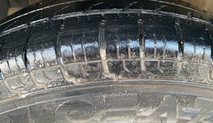 2015 Maruti Swift VXI, Petrol, Manual, 73,731 km, Left Front Tyre Tread