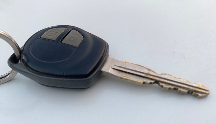 2015 Maruti Swift VXI, Petrol, Manual, 73,731 km, Key Close Up