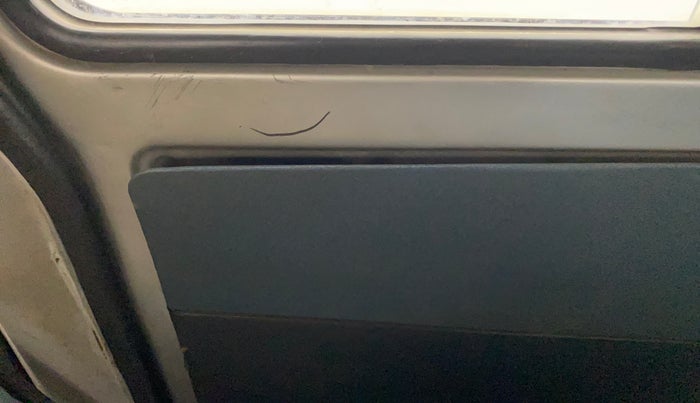 2015 Maruti Omni 5 STR, Petrol, Manual, 56,292 km, Rear left door - Trim has minor damage