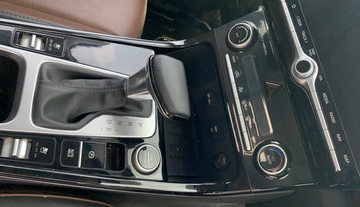 2022 Hyundai ALCAZAR 2.0 SIGNATURE (O) AT 7STR, Petrol, Automatic, 39,464 km, Gear Lever