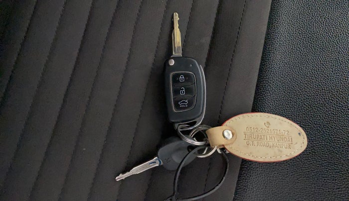 2022 Hyundai AURA S 1.2 CNG, CNG, Manual, 53,433 km, Key Close Up