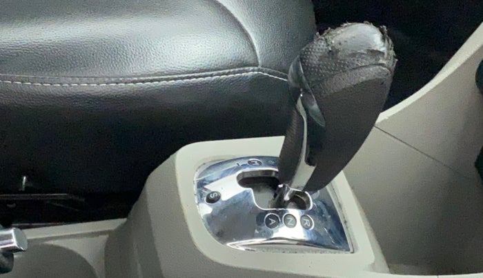 2018 Tata Tiago XZA PETROL, Petrol, Automatic, 31,440 km, Gear lever - Knob cover torn