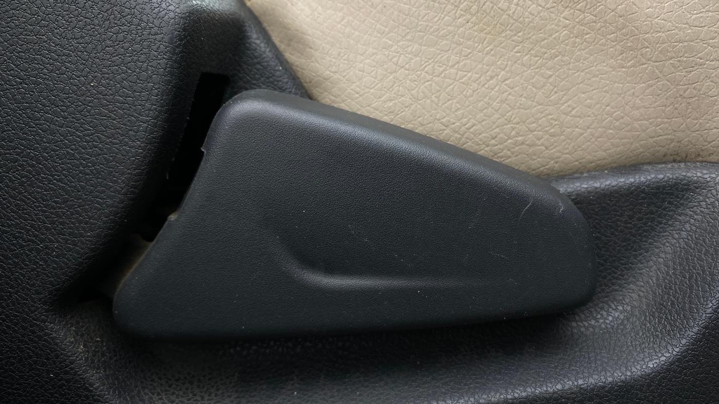 2016 Renault Kwid RXT 0.8, Petrol, Manual, 81,764 km, Driver Side Adjustment Panel