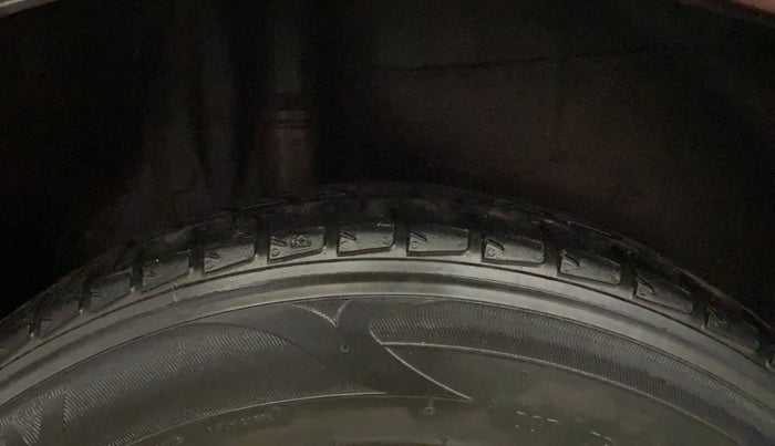 2016 Honda City 1.5L I-VTEC SV, Petrol, Manual, 1,02,619 km, Right Rear Tyre Tread