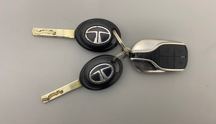 2018 Tata NEXON XE PETROL, Petrol, Manual, 40,444 km, Key Close Up