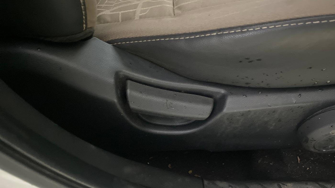 2014 Hyundai Xcent S (O) 1.2, Petrol, Manual, 31,748 km, Driver Side Adjustment Panel