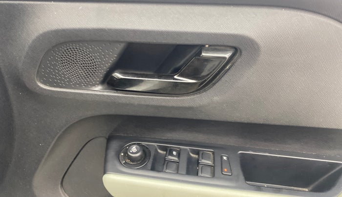 2022 Tata PUNCH ADVENTURE AMT, Petrol, Automatic, 56,241 km, Driver Side Door Panels Control