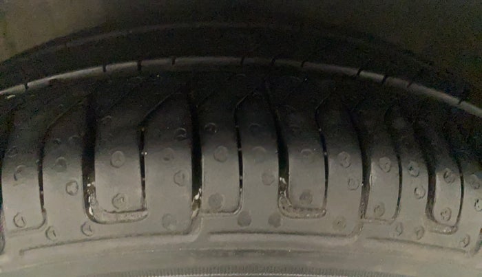 2014 Hyundai Eon MAGNA +, Petrol, Manual, 40,750 km, Left Front Tyre Tread