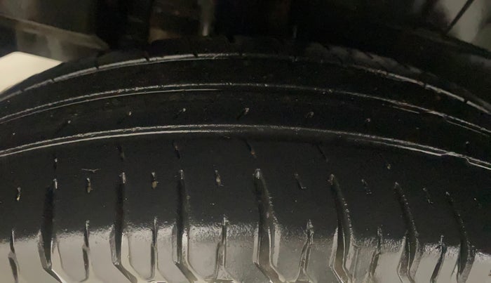 2019 Maruti Dzire VXI AMT, Petrol, Automatic, 32,100 km, Right Rear Tyre Tread