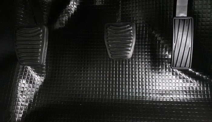 2018 Mahindra MARAZZO M8 7 STR, Diesel, Manual, 21,211 km, Pedals