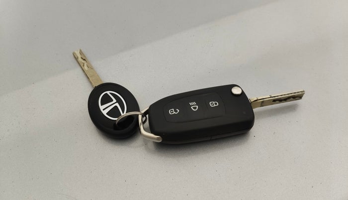 2020 Tata NEXON XMA SUNROOF PETROL, Petrol, Automatic, 62,774 km, Key Close Up