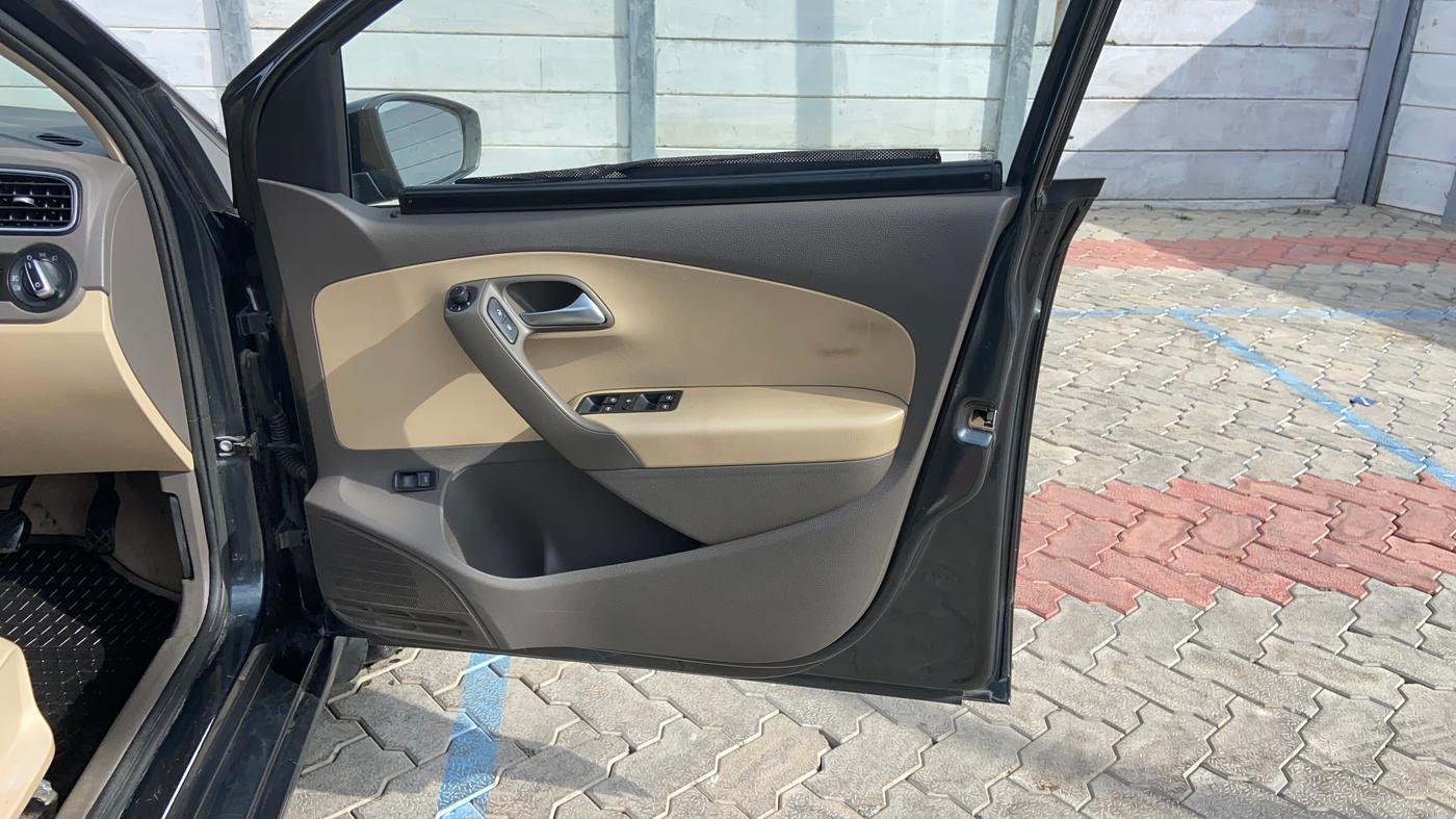 2018 Volkswagen Vento HIGHLINE 1.6 MPI, Petrol, Manual, 96,469 km, Driver Side Door Panels Control
