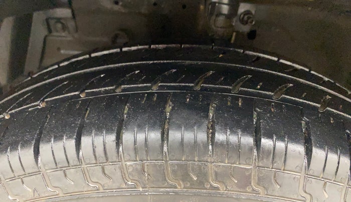 2016 Maruti Swift VXI, Petrol, Manual, 94,102 km, Left Front Tyre Tread