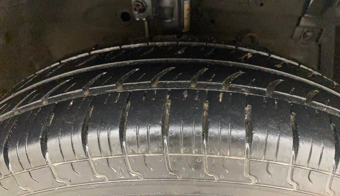 2016 Maruti Swift VXI, Petrol, Manual, 94,102 km, Right Front Tyre Tread