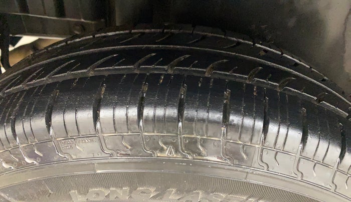 2016 Maruti Swift VXI, Petrol, Manual, 94,102 km, Right Rear Tyre Tread