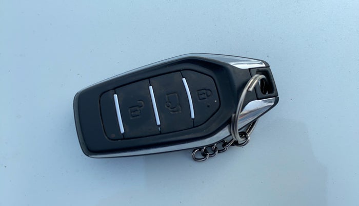 2021 Mahindra XUV500 W11 AT, Diesel, Automatic, 69,965 km, Key Close Up