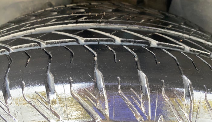 2021 Mahindra XUV500 W11 AT, Diesel, Automatic, 69,965 km, Left Front Tyre Tread