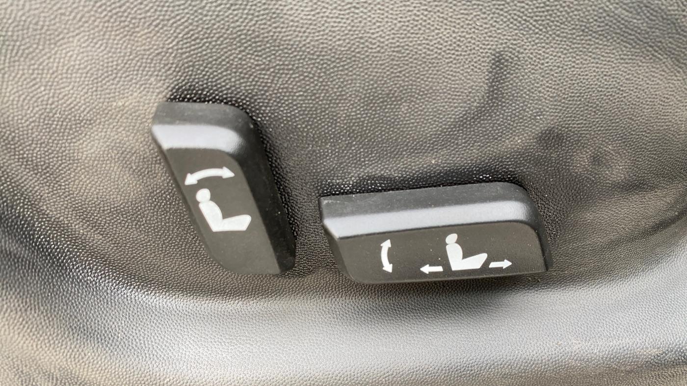 2021 Mahindra XUV500 W11 AT, Diesel, Automatic, 70,007 km, Driver Side Adjustment Panel