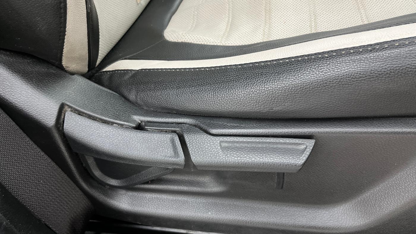 2020 KIA SONET HTX 1.0 IMT, Petrol, Manual, 1,17,076 km, Driver Side Adjustment Panel