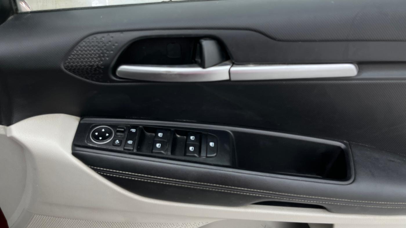 2020 KIA SONET HTX 1.0 IMT, Petrol, Manual, 1,17,076 km, Driver Side Door Panels Control