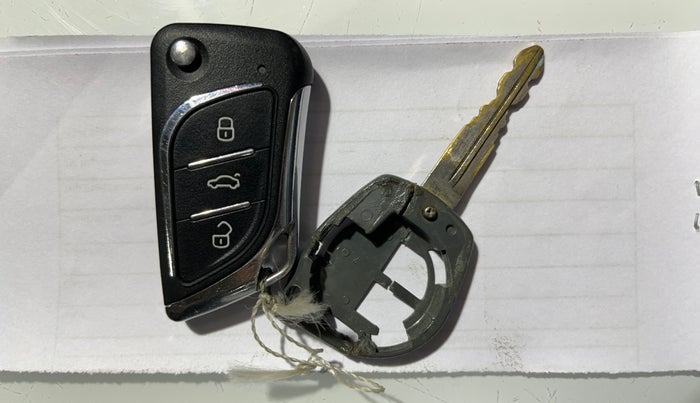 2016 Maruti Swift VXI, Petrol, Manual, 1,05,678 km, Key Close Up