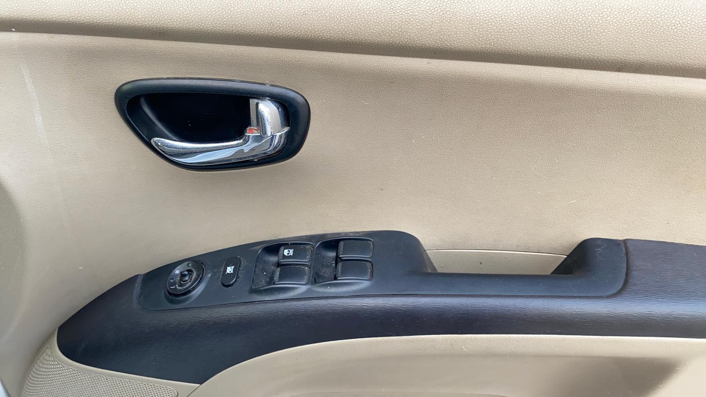 2012 Hyundai i10 MAGNA 1.2, Petrol, Manual, 42,246 km, Driver Side Door Panels Control