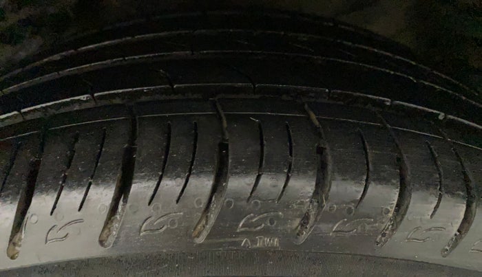 2019 Mahindra XUV300 W8 (O) 1.2 PETROL, Petrol, Manual, 69,558 km, Right Rear Tyre Tread