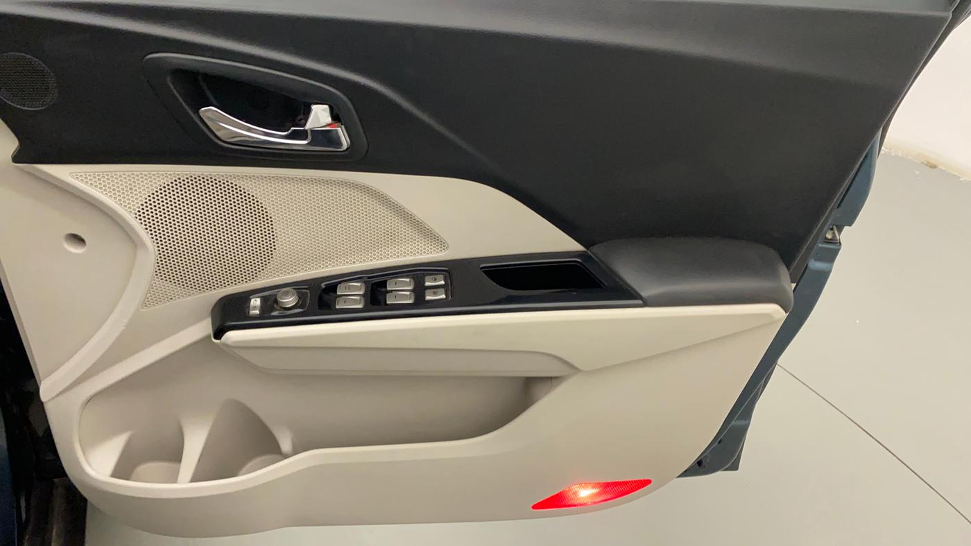 2019 Mahindra XUV300 W8 (O) 1.2 PETROL, Petrol, Manual, 69,558 km, Driver Side Door Panels Control