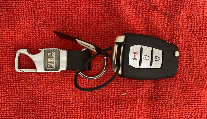 2019 Mahindra XUV300 W8 (O) 1.2 PETROL, Petrol, Manual, 69,558 km, Key Close Up