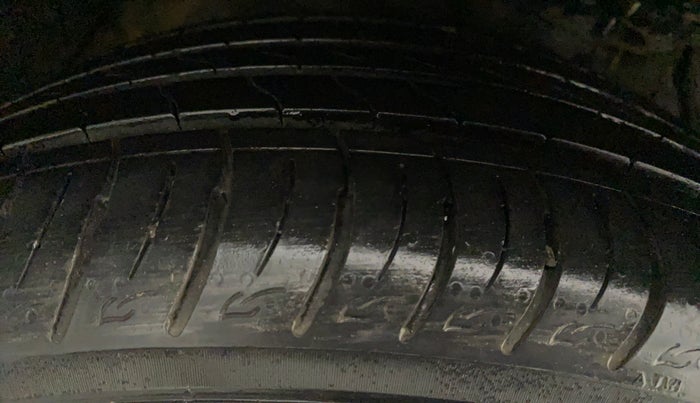 2019 Mahindra XUV300 W8 (O) 1.2 PETROL, Petrol, Manual, 69,558 km, Right Front Tyre Tread