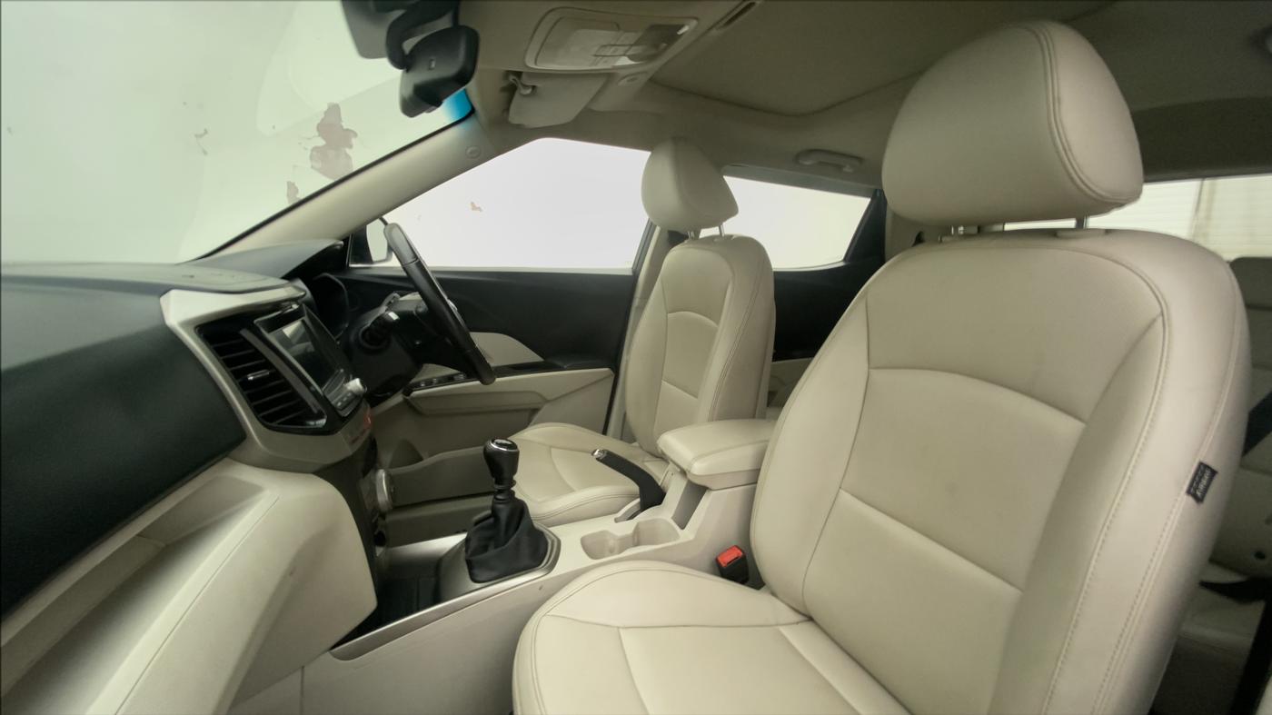 2019 Mahindra XUV300 W8 (O) 1.2 PETROL, Petrol, Manual, 69,558 km, Right Side Front Door Cabin